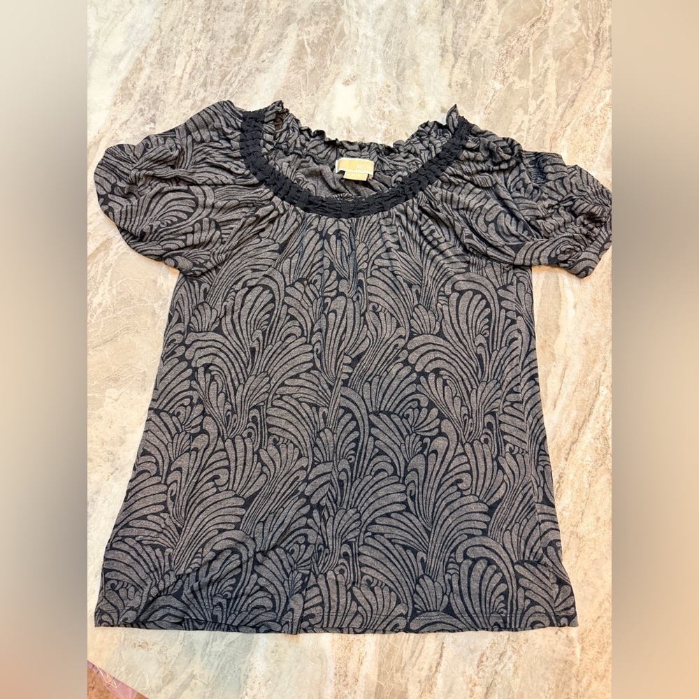 MICHAEL Michael Kors Smocked Neck Short Sleeve Top S Black Gray Abstract Print